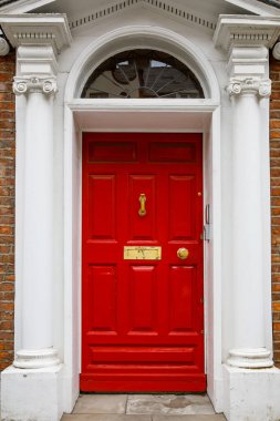 Dublin, İrlanda 'da renkli Gürcü kapıları. İngiltere Kralı George 'un İrlanda' nın Dublin kentindeki yasal saltanatını protesto etmek için farklı renklere boyanmış tarihi kapılar.