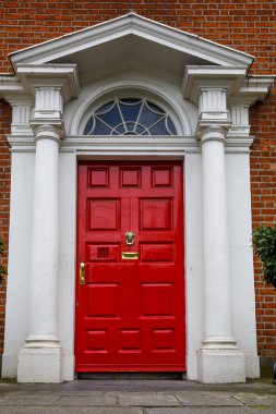 Dublin, İrlanda 'da renkli Gürcü kapıları. İngiltere Kralı George 'un İrlanda' nın Dublin kentindeki yasal saltanatını protesto etmek için farklı renklere boyanmış tarihi kapılar.