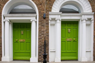 Dublin, İrlanda 'da renkli Gürcü kapıları. İngiltere Kralı George 'un İrlanda' nın Dublin kentindeki yasal saltanatını protesto etmek için farklı renklere boyanmış tarihi kapılar.