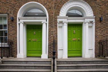 Dublin, İrlanda 'da renkli Gürcü kapıları. İngiltere Kralı George 'un İrlanda' nın Dublin kentindeki yasal saltanatını protesto etmek için farklı renklere boyanmış tarihi kapılar.