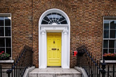 Dublin, İrlanda 'da renkli Gürcü kapıları. İngiltere Kralı George 'un İrlanda' nın Dublin kentindeki yasal saltanatını protesto etmek için farklı renklere boyanmış tarihi kapılar.