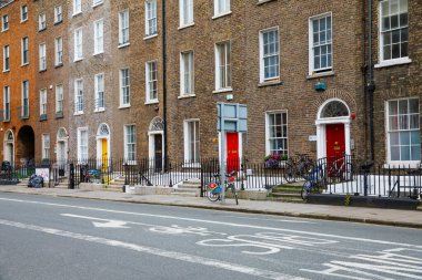 Dublin, İrlanda - 2 Temmuz 2019 'da Dublin, İrlanda' da renkli Gürcü kapıları olan bir yer. İngiliz Kralı George 'a karşı protesto etmek için farklı renklere boyanmış tarihi kapılar.