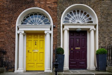 Dublin, İrlanda 'da renkli Gürcü kapıları. İngiltere Kralı George 'un İrlanda' nın Dublin kentindeki yasal saltanatını protesto etmek için farklı renklere boyanmış tarihi kapılar.