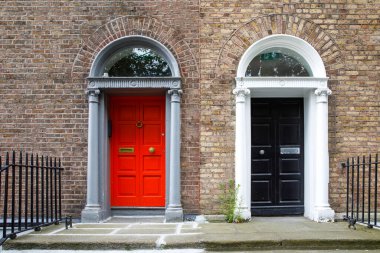 Dublin, İrlanda 'da renkli Gürcü kapıları. İngiltere Kralı George 'un İrlanda' nın Dublin kentindeki yasal saltanatını protesto etmek için farklı renklere boyanmış tarihi kapılar.