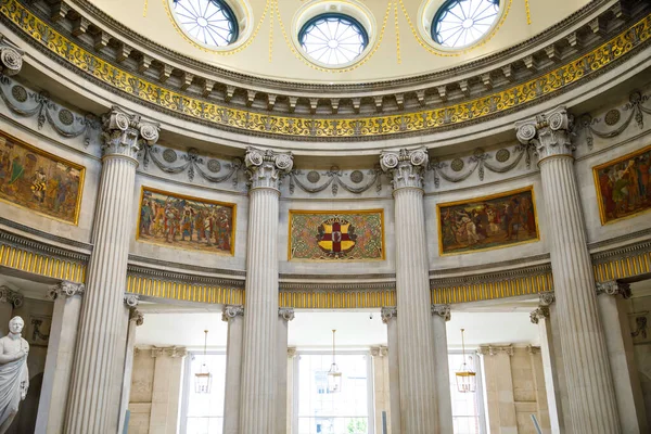 DUBLÍN, IRLANDA - 1 DE JULIO DE 2019: Ayuntamiento o Royal Exchange de Dublín, famosa atracción turística. El centro de la capital irlandesa —  Fotos de Stock