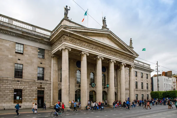 DUBLÍN, IRLANDA - 1 DE JULIO DE 2019: Calle de Dublín, famosa atracción turística de Irlanda, capital irlandesa . — Foto de Stock