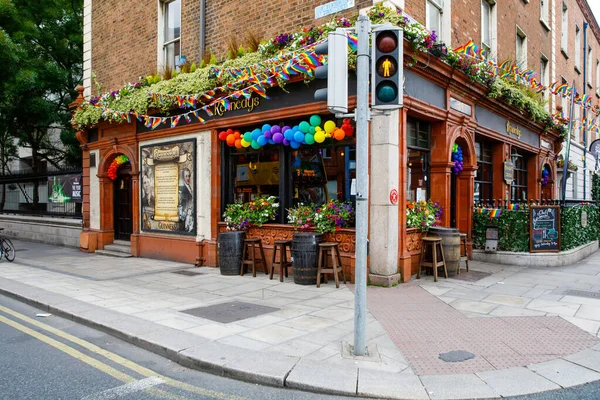 DUBLIN, IRLAND - 1. Juli 2019: Temple Bar ist ein berühmtes Wahrzeichen in Dublins kulturellem Viertel, das jedes Jahr von tausenden Touristen besucht wird. Das Zentrum der irischen Hauptstadt — Stockfoto