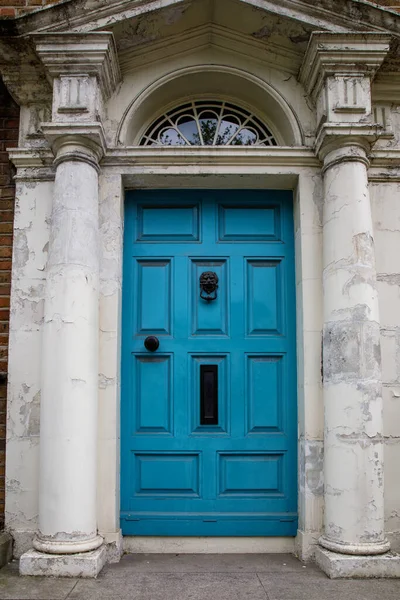 Portas coloridas em Dublin, Irlanda. Portas históricas em cores diferentes pintadas como protesto contra o reinado legal do rei inglês George sobre a cidade de Dublin, na Irlanda — Fotografia de Stock