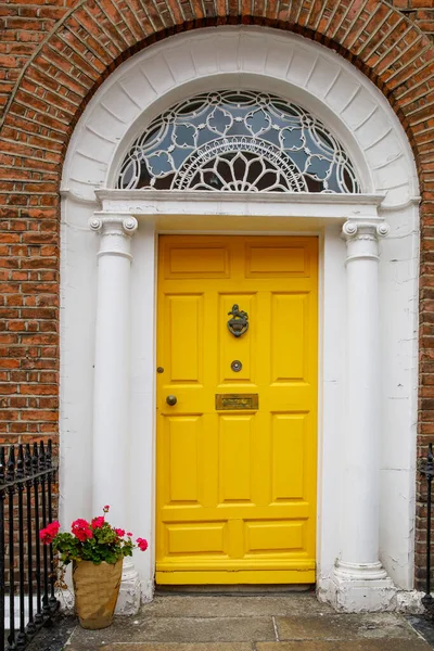 Kleurrijke Georgische deuren in Dublin, Ierland. Historische deuren in verschillende kleuren geschilderd als protest tegen de Engelse koning George wettelijke heerschappij over de stad Dublin in Ierland — Stockfoto