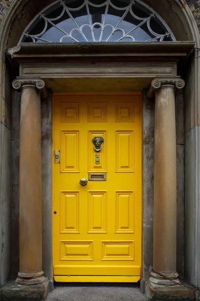 Puertas georgianas coloridas en Dublín, Irlanda. Puertas históricas en diferentes colores pintadas como protesta contra el reinado legal del rey inglés Jorge sobre la ciudad de Dublín en Irlanda — Foto de Stock