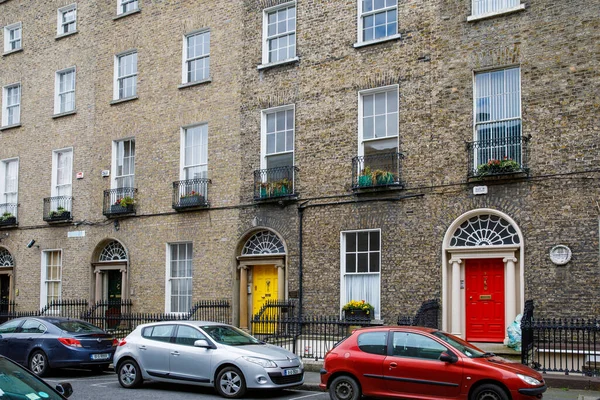 DUBLIN, IRLAND - 2. JULI 2019: Viertel mit bunten georgischen Türen in Dublin, Irland. Historische Türen in verschiedenen Farben bemalt als Protest gegen die rechtliche Herrschaft des englischen Königs George über die Stadt — Stockfoto