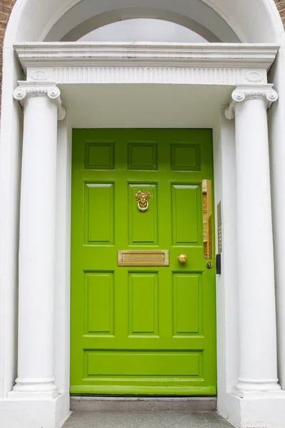 Kolorowe gruzińskie drzwi w Dublinie, Irlandia. Historyczne drzwi w różnych kolorach malowane jako protest przeciwko angielskiemu królowi George panowania prawnego nad miastem Dublin w Irlandii — Zdjęcie stockowe