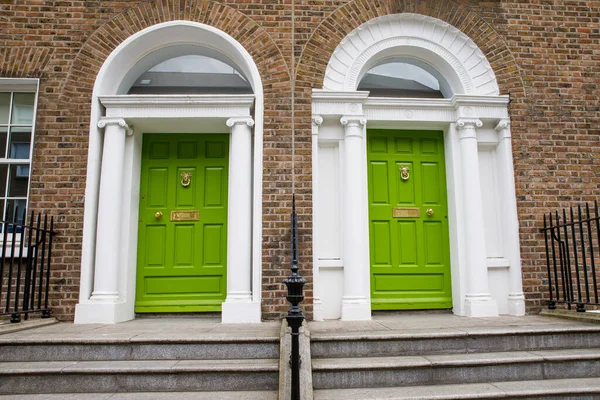 Puertas georgianas coloridas en Dublín, Irlanda. Puertas históricas en diferentes colores pintadas como protesta contra el reinado legal del rey inglés Jorge sobre la ciudad de Dublín en Irlanda — Foto de Stock