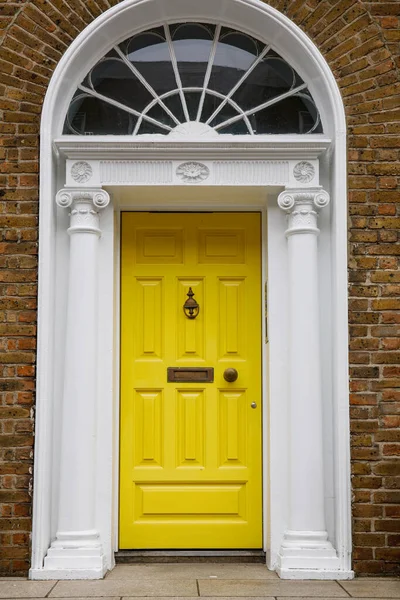 Kleurrijke Georgische deuren in Dublin, Ierland. Historische deuren in verschillende kleuren geschilderd als protest tegen de Engelse koning George wettelijke heerschappij over de stad Dublin in Ierland — Stockfoto