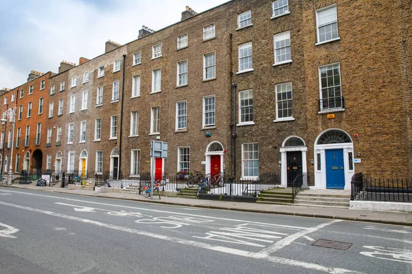 Dublin, İrlanda 'da renkli Gürcü kapıları. İngiltere Kralı George 'un İrlanda' nın Dublin kentindeki yasal saltanatını protesto etmek için farklı renklere boyanmış tarihi kapılar. — Stok fotoğraf