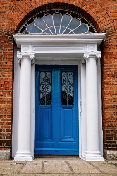 Dublin, İrlanda 'da renkli Gürcü kapıları. İngiltere Kralı George 'un İrlanda' nın Dublin kentindeki yasal saltanatını protesto etmek için farklı renklere boyanmış tarihi kapılar. — Stok fotoğraf
