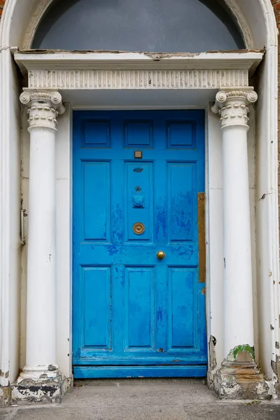 Kleurrijke Georgische deuren in Dublin, Ierland. Historische deuren in verschillende kleuren geschilderd als protest tegen de Engelse koning George wettelijke heerschappij over de stad Dublin in Ierland — Stockfoto