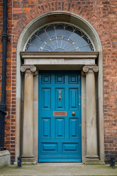 Kleurrijke Georgische deuren in Dublin, Ierland. Historische deuren in verschillende kleuren geschilderd als protest tegen de Engelse koning George wettelijke heerschappij over de stad Dublin in Ierland — Stockfoto