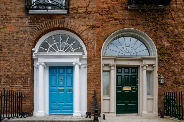 Dublin, İrlanda 'da renkli Gürcü kapıları. İngiltere Kralı George 'un İrlanda' nın Dublin kentindeki yasal saltanatını protesto etmek için farklı renklere boyanmış tarihi kapılar. — Stok fotoğraf