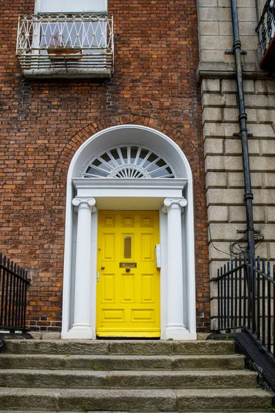 Dublin, İrlanda 'da renkli Gürcü kapıları. İngiltere Kralı George 'un İrlanda' nın Dublin kentindeki yasal saltanatını protesto etmek için farklı renklere boyanmış tarihi kapılar. — Stok fotoğraf