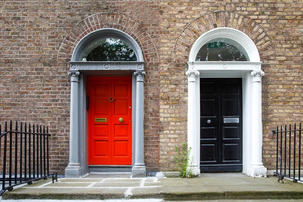 Dublin, İrlanda 'da renkli Gürcü kapıları. İngiltere Kralı George 'un İrlanda' nın Dublin kentindeki yasal saltanatını protesto etmek için farklı renklere boyanmış tarihi kapılar. — Stok fotoğraf