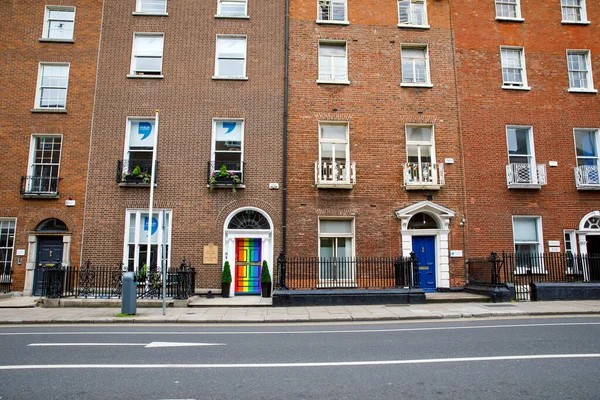 Bunte georgische Türen in Dublin, Irland. Historische Türen in verschiedenen Farben bemalt als Protest gegen die rechtliche Herrschaft des englischen Königs George über die Stadt Dublin in Irland — Stockfoto