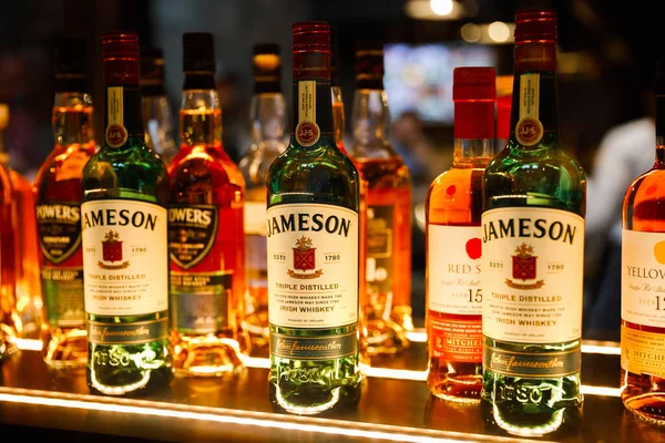 DUBLIN, IRSKO - 2. června 2019: Interiér a bar Old Jameson Distillery, Smithfield Square, Dublin, Irsko. Původní místo, kde byl Jameson Irish Whiskey destilován do roku 1971 — Stock fotografie