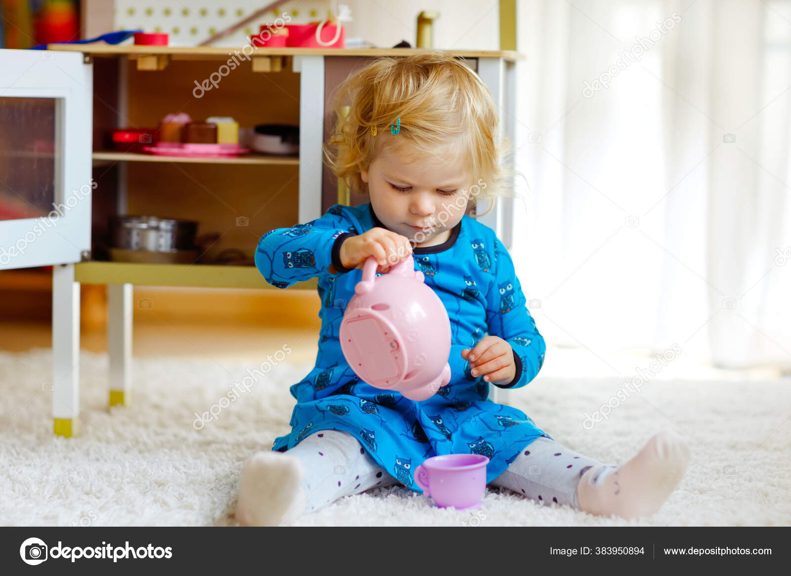 Menino brincando com um jogo de culinária dentro de casa