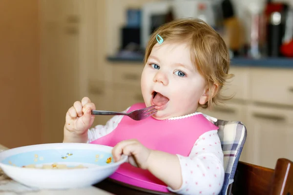 Menina adorável comendo de purê de colher legumes e purê. conceito de comida, criança, alimentação e pessoas — Fotografia de Stock
