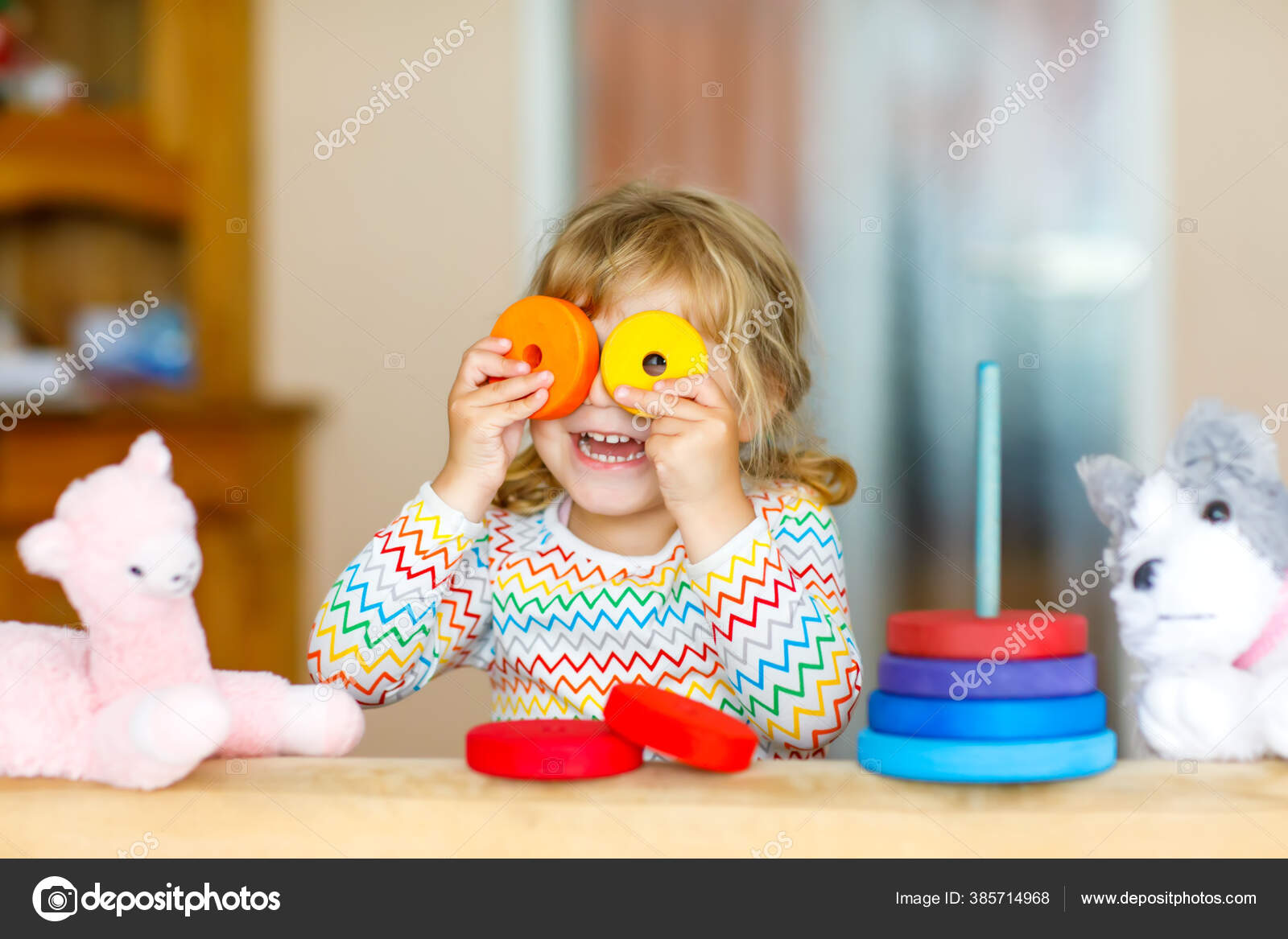 Fille seule à la maison Fille seule à la maison
