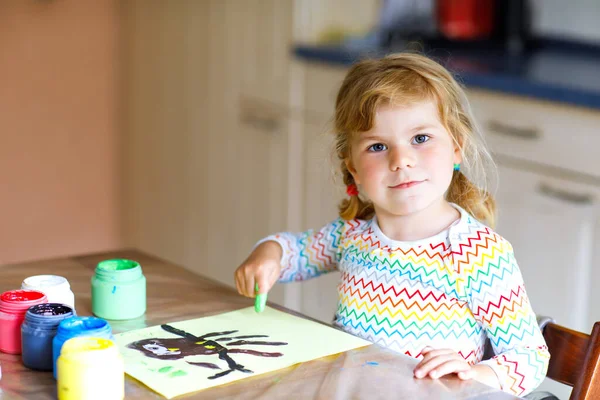 Petite fille créative tout-petit peignant avec des couleurs de doigt un oiseau hibou. Enfant actif s'amusant à dessiner à la maison, à la maternelle ou à l'école maternelle. Jeux, éducation et enseignement à distance pour les enfants — Photo