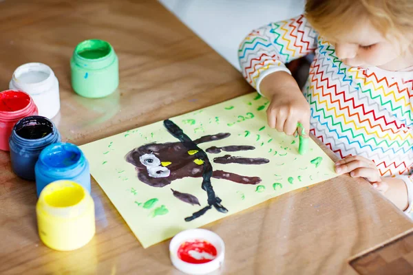 Fechar-se de pouco criativo criança menina pintura com as cores do dedo um pássaro coruja. Criança se divertindo com desenho em casa, no jardim de infância ou na pré-escola. Jogos, educação e educação à distância para crianças. — Fotografia de Stock