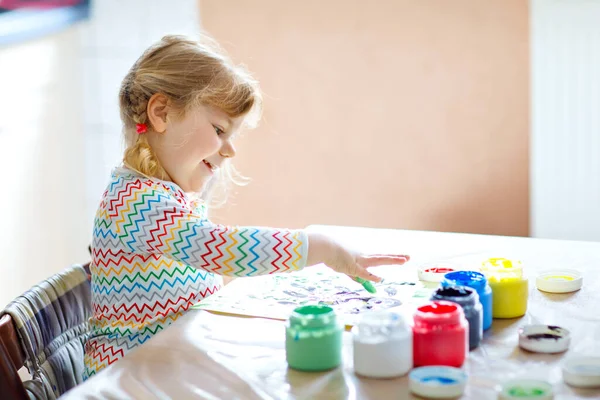 Pequeña niña creativa pintando con colores de dedo un pájaro búho. Niño activo divirtiéndose con el dibujo en casa, en el kindergaten o preescolar. Juegos, educación y aprendizaje a distancia para niños —  Fotos de Stock