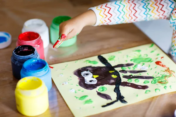 Fechar-se de pouco criativo criança menina pintura com as cores do dedo um pássaro coruja. Criança se divertindo com desenho em casa, no jardim de infância ou na pré-escola. Jogos, educação e educação à distância para crianças. — Fotografia de Stock