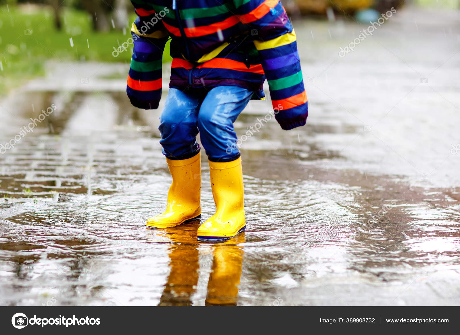 Primer plano del ni o con botas de lluvia amarillas y caminando