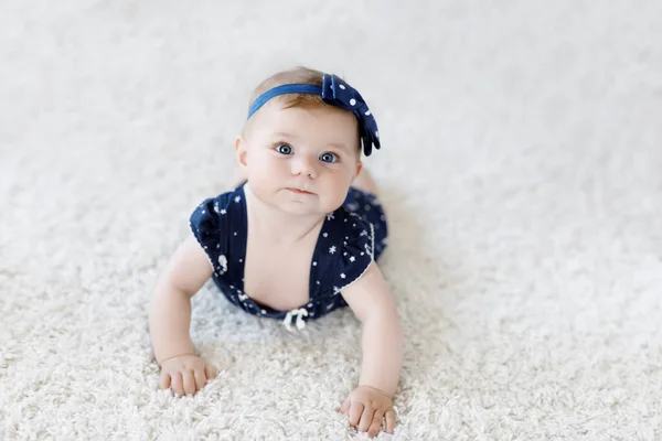 파란색 옷과 머리 띠에 귀여운 사랑 스러운 아기 소녀. — 스톡 사진