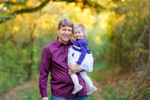 Šťastný mladý otec baví roztomilé batole dcera, rodinný portrét spolu. muž s krásnou holčičkou v přírodě a lese. Táta s malým dítětem venku, objímající se. Láska, sblížení. — Stock fotografie
