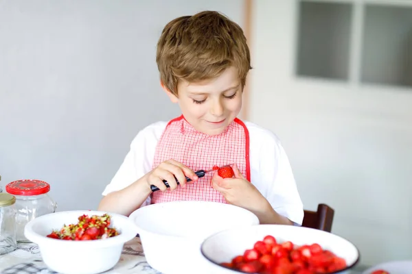 小さな金髪の子供男の子を助けると夏にいちごジャムを作る — ストック写真