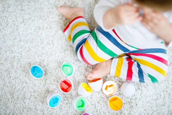 Adorable cute beautiful little baby girl playing with educational toys at home or nursery. Happy healthy child having fun with colorful colorful shape sorter toy. Kid learning different skills, — Stock Photo, Image