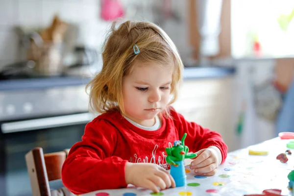 可爱可爱的小女孩，带着彩色粘土。健康宝宝玩和创造玩具从玩面团。小孩模塑黏土和学习 — 图库照片