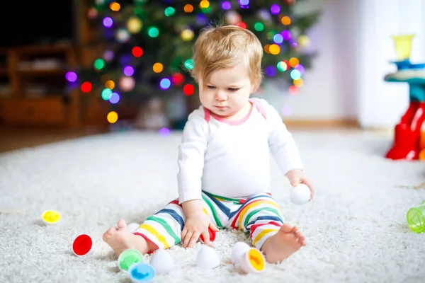 Adorable cute beautiful little baby girl playing with educational toys at home or nursery. Happy healthy child having fun with colorful colorful shape sorter toy. Kid learning different skills, — Stock Photo, Image