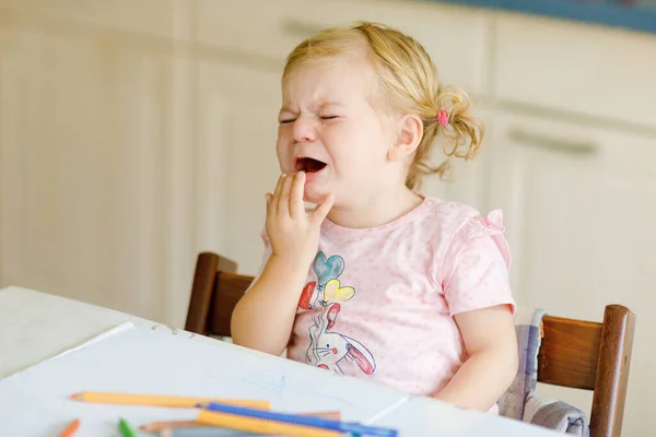 Roztomilá roztomilá holčička učí malovat s tužkami. Malé batole kreslí doma, používá barevná plstěná plstěná pera. Zdravá šťastná dcera experimentuje s barvami doma nebo v jeslích. — Stock fotografie