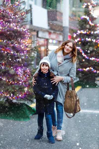小可爱的小女孩和年轻的妈妈在德国传统的圣诞市场上玩的很开心。德国德累斯顿，快乐的孩子和漂亮的女人正在享受家庭市场 — 图库照片