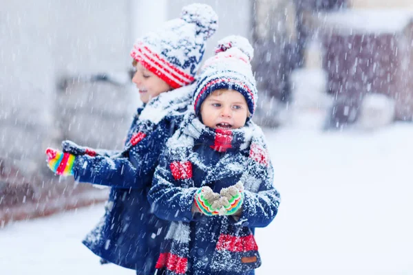 Niños felices divirtiéndose con nieve en invierno —  Fotos de Stock