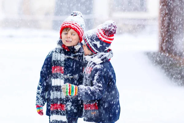 Ευτυχισμένα παιδιά που διασκεδάζουν με το χιόνι το χειμώνα — Φωτογραφία Αρχείου