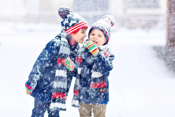 Niños felices divirtiéndose con nieve en invierno — Foto de Stock