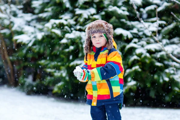 可爱的小男孩，穿着五彩缤纷的冬装，在雪地里玩耍，在户外玩耍 — 图库照片