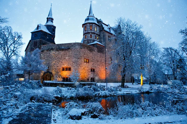 德国童话般的城堡在冬季的风景中.德国黑森的罗马城堡 — 图库照片