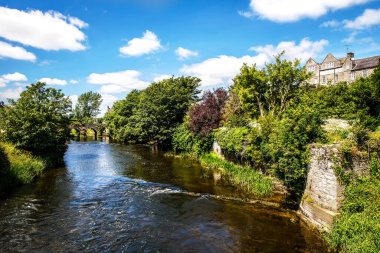 İrlanda, Boyne Nehri 'ndeki County Meath' deki Trim kalesinin panoramik görüntüsü. İrlanda 'daki en büyük Anglo-Norman kalesidir.
