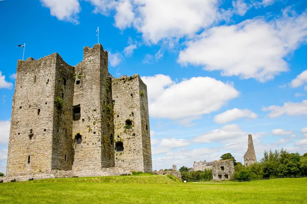 En panoramautsikt över Trim Castle i County Meath vid floden Boyne, Irland. Det är Irlands största anglo-normandiska slott. — Stockfoto